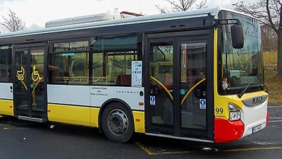 Šílené chování řidiče v Mostě! Nejdřív vybržďoval autobus, pak ho poplival