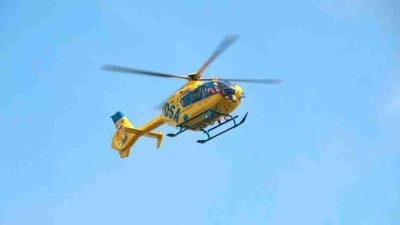 V centru Loun přistával vrtulník záchranné služby. Vážně zraněného muže transportoval do nemocnice