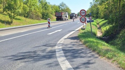 Práce na pokládání nového povrchu na silnici I/15 mezi Mostem a Louny za obcí Korozluky potrvá do listopadu. Foto: ŘSD Ústeckého kraje