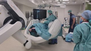 Angiografické rameno během operace. Foto: Krajská zdravotní