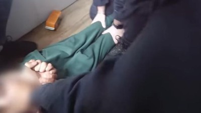 VIDEO: Policisté chytili uprchlého vězně. Skrýval se v chomutovském bytě u jedné ženy