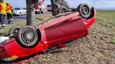 Z hrozivě vypadaj&iacute;c&iacute; nehody u Žatce vyv&aacute;zla pos&aacute;dka jen s drobn&yacute;m &scaron;kr&aacute;bancem