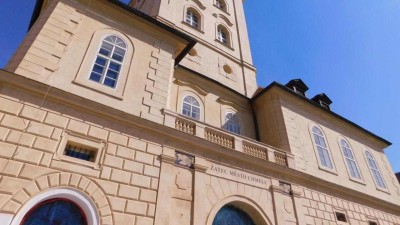 Žatečt&iacute; radn&iacute; podpoř&iacute; l&eacute;kaře, bezpečnost i opravu gymn&aacute;zia