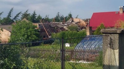 Tornádo v Ústeckém kraji? Větrný vír odnesl střechu kůlny, skončila až na sousedním pozemku