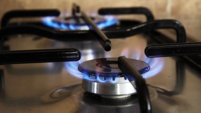 Skoro milion českých domácností hlásí už teď závažné potíže kvůli drahým energiím. Hitem se stává dřevo