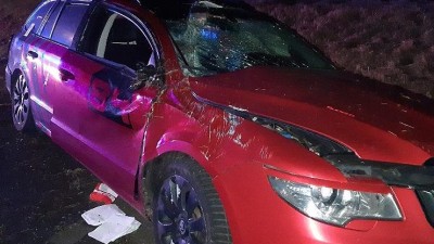 FOTO: Auto v noci u Libčevsi přeletělo přes střechu, řidič se zranil