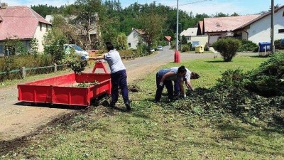 Z vězenkyň dobrovolnicemi. Ve Stebně zasaženém ničivou bouří pomáhají i odsouzené ženy z Drahonic