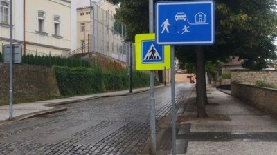 Řidiči v obytné zóně v centru Loun se vystavují pokutám. Parkují, kde nemají