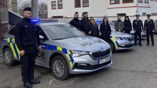 Policisté v Lounech uctili památku obětí trestných činů majáky a minutou ticha. Foto zdroj: Policie ČR