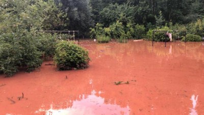 Lokální záplavy, zatopené sklepy i silnice: Hasiči likvidují následky noční bouře