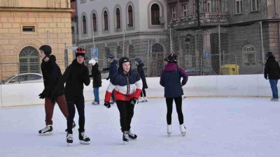 Kluziště před žateckou radnicí slouží bruslařům, hokejistům i školám