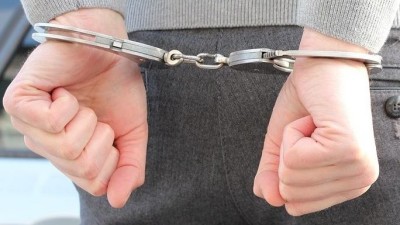 Muž nechtěl do vězení. Poté, co si pro něj přišli policisté, vyskočil z okna