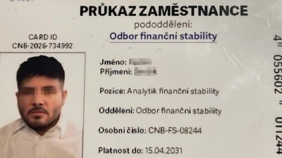 Podvodn&iacute;ci se neboj&iacute; prokazovat zfal&scaron;ovan&yacute;mi průkazy. Foto: Policie ČR
