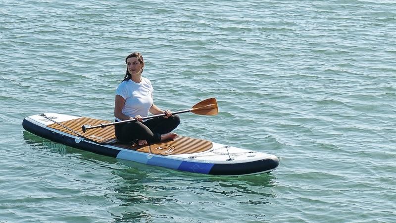 O víkendu bude počasí třeba na jízdu na paddleboardu. Vyzkoušet ji můžete na jezeře Most. Ilustrační foto