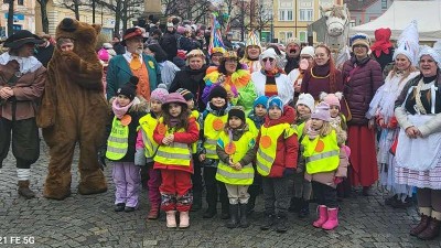 NAPSALI JSTE N&Aacute;M: Děti z Bitozevsi na masopustu v Lounech: Ochrana, tradice a s&iacute;la společn&eacute;ho pouta