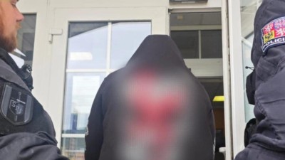 VIDEO: Žena s nožem se chystala vraždit v ústeckém centru Forum. Tragédii předešel bezchybný zásah policie