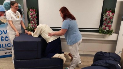 Litoměřická nemocnice představila novinku: Porodní gauč je revolucí, díky němu se mohou aktivně zapojit i tatínci