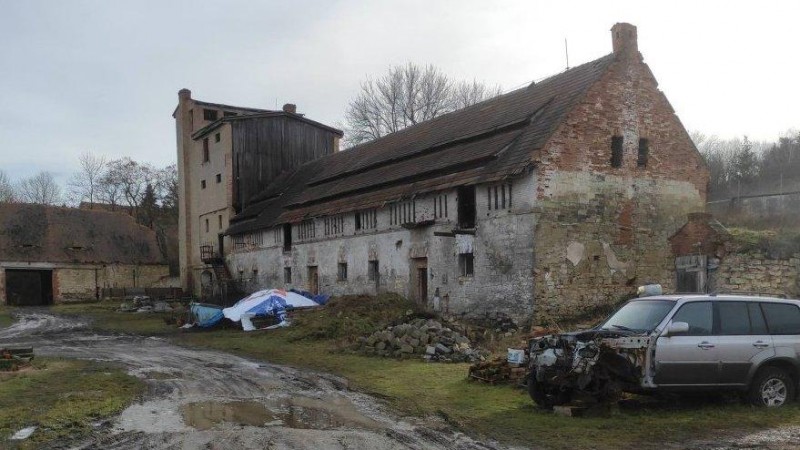 Pokračuje úklid statku v Tatinné. Foto: Obec Bítozeves