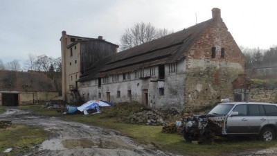 V Tatinné začal úklid místního statku, radnice ho chce nechat opravit