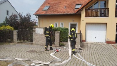 FOTO: V obci Blažim hořela střecha domu. Hasiči museli použít dýchací techniku