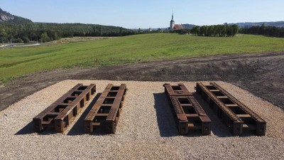 Podklady pod kolejnice sloužící přesunu kostela. Foto: e-mostecko.cz