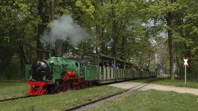 Parková železnice zahajuje svou 73. jízdní sezónu. Lokomotivy se tam prohánějí Velkou zahradou