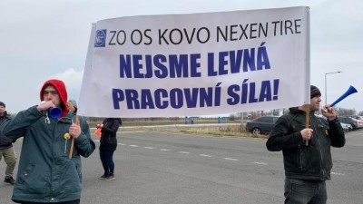 VIDEO: AKTUALIZACE: Před firmou Nexen pokračovali zaměstnanci ve stávce. Přijeli je podpořit lidé z celé republiky