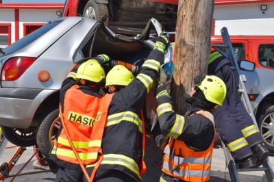 FOTO: 20 minut na záchranu životů! Žatečtí hasiči excelovali v soutěži ve vyprošťování zraněných