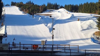 V Potůčk&aacute;ch maj&iacute; takov&eacute;ho sněhu, že slibuj&iacute; lyžov&aacute;n&iacute; je&scaron;tě i na Velikonoce. Foto: SKIPOT Skiare&aacute;l Potůčky