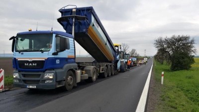 Mezi Havraní a Velemyšlevsí pokládají silničáři asfalt. Doprava je tam omezena!