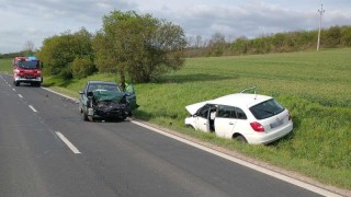 Na silnici I/27 se srazily dva osobáky, čtyři lidé utrpěli zranění