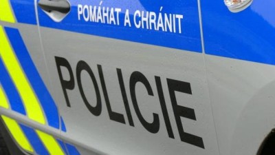 Obnažoval se před ženou u lounsk&eacute; vod&aacute;rny: Policist&eacute; v&yacute;tržn&iacute;ka dopadli bezprostředně po činu