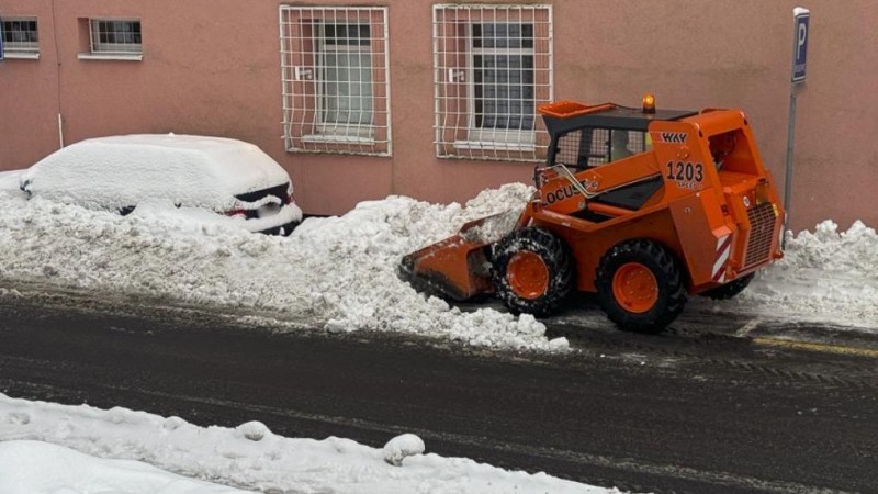 Úklid sněhu na Meziboří. Listopad 2023. Foto: Oldřich Hájek