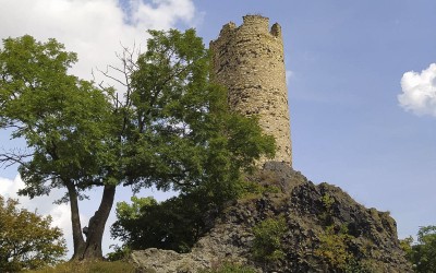 TIP NA VÝLET: Víte, že věž hradu Skalka sloužila jako hladomorna? Vězni na její zdi psali vzkazy