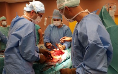 VIDEO: Tým Ortopedické kliniky provedl operaci s unikátní technologií. Pacient dostal implantát z 3D tiskárny