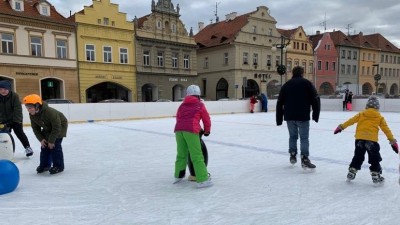 Mobilní kluziště v Žatci před radnicí ukončilo sezónu