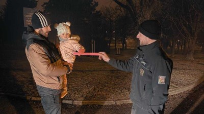 Buďte vidět! Policisté rozdávali reflexní materiál