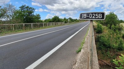 Tento týden chtějí silničáři rozkopat most mezi Louny a Mostem. Kamiony musí na D7
