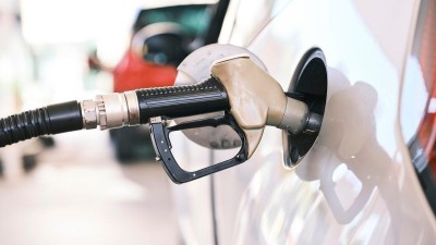 Ceny benzínu a nafty stále padají. Čím to je a co hrozí do budoucna?