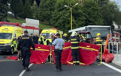 Sobotní tragická havárie v Meziboří. Na místě zemřeli dva lidé po srážce osobního auta s autobusem. Foto: e-mostecko.cz