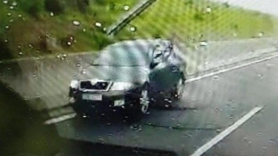 Policisté vyšetřují jedoucí auto v protisměru a žádají veřejnost o poskytnutí svědectví