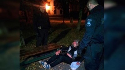 Krušná noc strážníků v Postoloprtech: Muž ležel nehybně pod lavičkou, žena v hospodě silně krvácela z hlavy