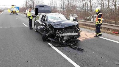 FOTO/AKTUÁLNĚ: Při vážné nehodě dvou aut u Komořan skončilo v péči záchranářů několik lidí