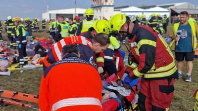 OBRAZEM: Při letecké show v Roudnici nad Labem spadlo letadlo mezi lidi – takové bylo téma cvičení záchranářů