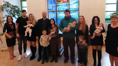 V&iacute;t&aacute;n&iacute; obč&aacute;nků na žateck&eacute; radnici: Do pamětn&iacute; knihy přibyla dal&scaron;&iacute; jm&eacute;na