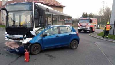 Desítky zraněných v havarovaném autobusu. Večer dojde k hromadné dopravní nehodě