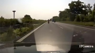 VIDEO: Motorkář se zběsile řítil po dálnici! Kolem policistů se prohnal 240 kilometrovou rychlostí