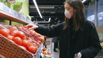 V Česku končí respirátory v obchodech, restauracích, školách či hledištích. Nosit je ale musíte ještě na pár místech