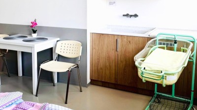 Jako doma. V kadaňské porodnici nově nabízejí novopečeným rodičům rodinný pokoj