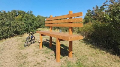 TIP NA VÝLET: Na Starém vrchu je nová atrakce. Obří lavička láká na výhled na Žatec a okolí